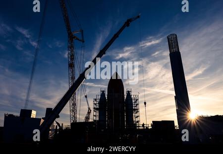 Los Angeles, USA. 26 gennaio 2024. Lo Space Shuttle tenta di essere spostato al posto per un'ultima procedura di impilamento verticale di 20 piani presso il California Science Center. La navetta lunga 122 metri è stata avvolta in un materiale plastico bianco per proteggerla durante il suo viaggio finale. 1/26/2024 Los Angeles, CA., USA (foto di Ted Soqui/SIPA USA) credito: SIPA USA/Alamy Live News Foto Stock