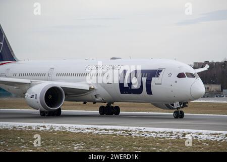 Primo piano dell'aeromobile LOT Polish Airlines Boeing 787-9 mentre rullava per il decollo da Leopoli, in partenza per Varsavia Foto Stock