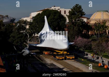 Los Angeles, USA. 26 gennaio 2024. Lo Space Shuttle tenta di essere spostato al posto per un'ultima procedura di impilamento verticale di 20 piani presso il California Science Center. La navetta lunga 122 metri è stata avvolta in un materiale plastico bianco per proteggerla durante il suo viaggio finale. 1/26/2024 Los Angeles, CA., USA (foto di Ted Soqui/SIPA USA) credito: SIPA USA/Alamy Live News Foto Stock