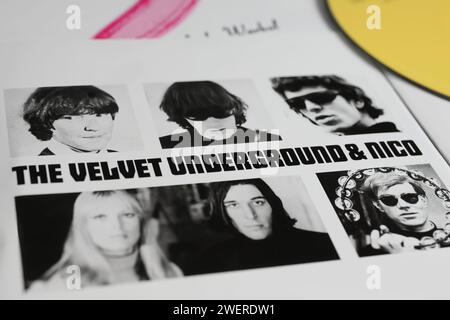 Viersen, Germania - 9 gennaio. 2024: Closeup of the Velvet underground e Nico copertina dell'album prodotto da Andy Warhol Foto Stock