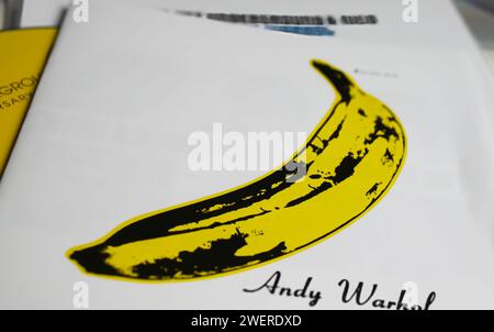Viersen, Germania - 9 gennaio. 2024: Closeup of the Velvet underground e Nico copertina dell'album prodotto da Andy Warhol Foto Stock