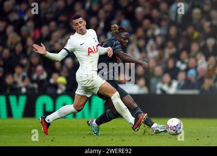 Jeremy Doku del Manchester City spara durante la partita del quarto turno della Emirates fa Cup al Tottenham Hotspur Stadium di Londra. Data immagine: Venerdì 26 gennaio 2024. Foto Stock