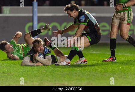 Tyrone Green degli Harlequins segna la terza meta della sua squadra durante il Gallagher Premiership Rugby Match tra Harlequins e Leicester Tigers a Twickenham Stoop, Twickenham, Inghilterra, il 26 gennaio 2024. Foto di Grant Winter. Solo per uso editoriale, licenza necessaria per uso commerciale. Nessun utilizzo in scommesse, giochi o pubblicazioni di un singolo club/campionato/giocatore. Credito: UK Sports Pics Ltd/Alamy Live News Foto Stock