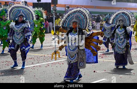 CALCUTTA, INDIA - GENNAIO 26: Ballerini tradizionali Chhau del distretto di Purulia all'evento Republic Day Parade 2024 a Red Road il 26 gennaio 2024 a Calcutta, India. L'India si prepara alla celebrazione del platino della Festa della Repubblica del paese di venerdì con un'affascinante mostra della sua abilità militare e del suo ricco patrimonio culturale presso il maestoso "Kartavya Path" di nuova Delhi. Alla vigilia della Festa della Repubblica, giovedì il governo dell'Unione ha annunciato medaglie di Gallantry e di servizio a 1.132 membri del personale di diverse agenzie come le forze paramilitari, la polizia, i vigili del fuoco, la guardia domestica e il de civile Foto Stock