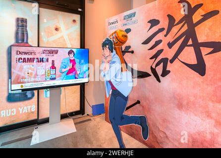 tokyo, giappone - 9 agosto 2023: Evento della campagna di collaborazione tra l'anime giapponese City Hunter e il whisky Dewar su uno schermo pubblicitario a parte un Foto Stock