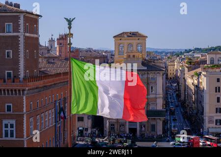 Roma, IT - 28 luglio 2023: La bandiera italiana sventolata nel vento in Piazza Venezia Foto Stock