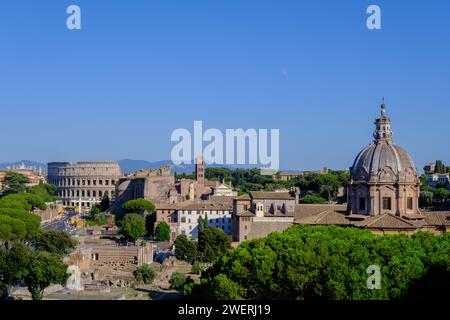 Roma, IT - 28 luglio 2023: Chiesa dei Santi Luca e Martina e Colisseum Foto Stock