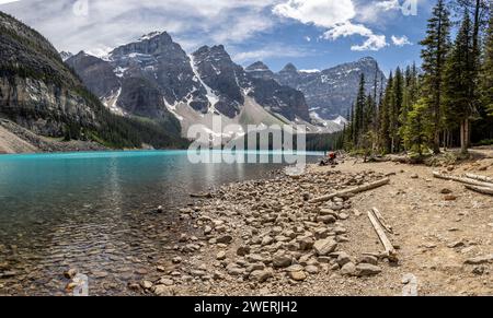 Vista panoramica del lago azzurro e delle montagne del lago Moraine, Montagne Rocciose, Alberta, Canada il 5 giugno 2023 Foto Stock