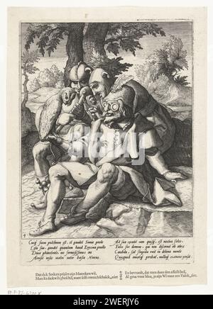 Ognuno crede che il suo gufo sia un falco, Hendrick Goltzius (attribuito a bottega o), dopo Karel van Mander (i), 1590 - 1594 stampa Un uomo siede sul pavimento e guarda attraverso i suoi occhiali il gufo sulla sua mano (e pensa che un falco stia vedendo). Dietro di lui due sciocchi, ognuno con un marot (stretto) in mano. Il proverbio immagina l'idea che tutti pensano di avere o di essere i migliori. Sotto lo spettacolo un verso latino esplicativo di Franco Estius e un testo olandese in stampa di libri. incisione su carta/stampa di caratteri proverbi, detti, ecc. gufi. occhiali da vista, occhiali. stupido, simpleton, numteschio Foto Stock