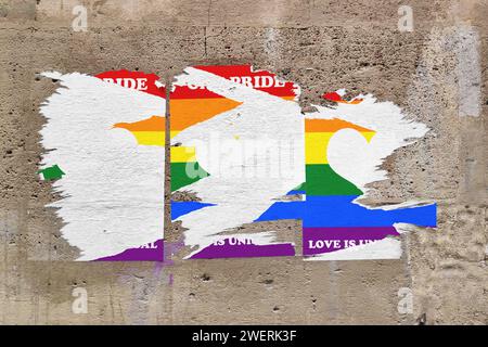 Parete di pietra calcarea a telaio pieno con tre poster arcobaleno strappati al centro raffiguranti un segno cardiaco con il messaggio "Gay Pride - Love is univer" Foto Stock