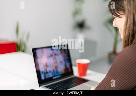 Giovane donna che studia online a casa. Foto Stock