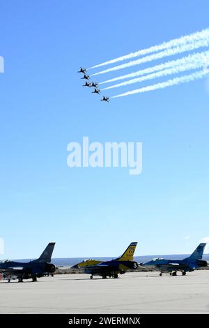 U.S. Air Force Thunderbirds esercitarsi in testa alla U.S. Air Force F-16 Fighting Falcons del 16th Weapons Squadron, Nellis AFB, Nevada; 148th Fighter Wing, Duluth, Minnesota; e NAWDC, Naval Air Station, Nevada sulla linea di volo durante Falcon ricongiungono 50 eventi il 25 gennaio 2024 alla Edwards Air Force base, California. Falcon Rejoin 50 celebrò il 50° anniversario del primo volo dell'F-16 20 gennaio 1974. (U.S. Air National Guard foto del Senior Master Sgt. Jason W. Rolfe) Foto Stock