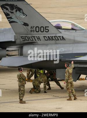 Gli avieri del 114th Fighter Wing, South Dakota Air National Guard, eseguono controlli post volo su un F-16 Fighting Falcon dopo un'esercitazione congiunta marittima Agile Combat Employment condotta durante l'operazione Seawolf presso la Naval Air Station North Island, Coronado, California, 24 gennaio 2024. I tecnici dei sistemi di armamento degli aeromobili ispezionano, riparano e mantengono i sistemi di rilascio, lancio, sospensione e monitoraggio degli armamenti degli aeromobili e sono responsabili del carico e dello scarico di munizioni e bombe dagli aerei da caccia dell’unità per fornire capacità di combattimento letali. (U.S. Air National Guard foto di Foto Stock