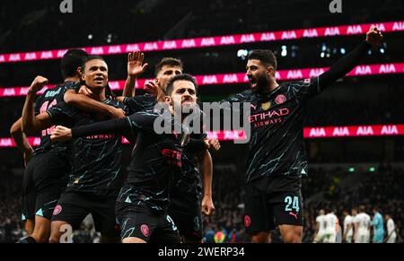 Londra, Regno Unito. 26 gennaio 2024. I giocatori del Manchester City guidati da Bernardo Silva del Manchester City (c) festeggiano dopo che Nathan Ake del Manchester City (l) segna il loro gol. Emirates fa Cup, 4° round, Tottenham Hotspur contro Manchester City presso il Tottenham Hotspur Stadium di Londra venerdì 26 gennaio 2024. Questa immagine può essere utilizzata solo per scopi editoriali. Foto solo editoriale di Sandra Mailer/Andrew Orchard fotografia sportiva/Alamy Live news credito: Andrew Orchard fotografia sportiva/Alamy Live News Foto Stock