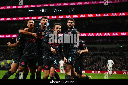 Londra, Regno Unito. 26 gennaio 2024. I giocatori del Manchester City guidati da Bernardo Silva del Manchester City (c) celebrano il loro gol segnato da Nathan Ake del Manchester City (l). Emirates fa Cup, 4° round, Tottenham Hotspur contro Manchester City presso il Tottenham Hotspur Stadium di Londra venerdì 26 gennaio 2024. Questa immagine può essere utilizzata solo per scopi editoriali. Foto solo editoriale di Sandra Mailer/Andrew Orchard fotografia sportiva/Alamy Live news credito: Andrew Orchard fotografia sportiva/Alamy Live News Foto Stock
