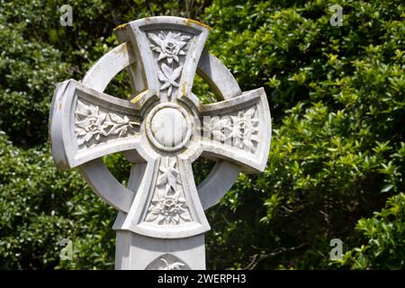 Croce celtica nel cimitero della chiesa cattolica di San Giuseppe, Pauatahanui, Porirua, Wellington, North Island, nuova Zelanda Foto Stock