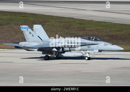 Un McDonnell-Douglas F/A-18 Hornet della riserva Marine Fighter Attack Squadron 112 (VMFA-112) taxi presso l'aeroporto internazionale di San Antonio, giovedì 28 dicembre 2023, a San Antonio. Foto Stock