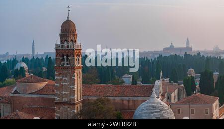 Vista aerea dello storico cimitero dell'isola di San Michele Foto Stock