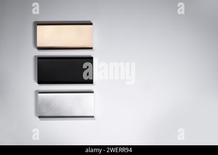 gruppi di alimentazione mobili con dispositivi elettronici portatili su sfondo bianco isolati Foto Stock