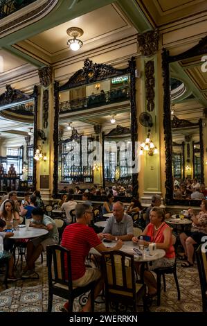 Grandi specchi sulle pareti della sala principale della caffetteria Confeitaria Colombo, un famoso caffè e punto di riferimento della città situato in via Goncalves Dias nell'area Centro. Foto Stock