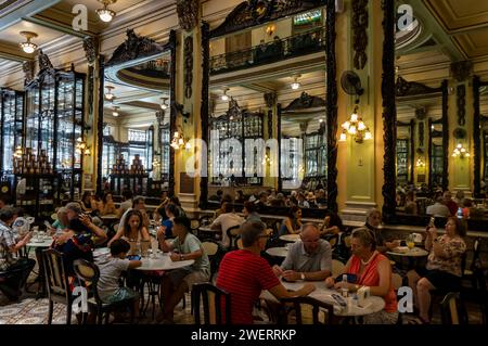 Grandi specchi sulle pareti della sala principale della caffetteria Confeitaria Colombo, un famoso caffè e punto di riferimento della città situato in via Goncalves Dias nell'area Centro. Foto Stock