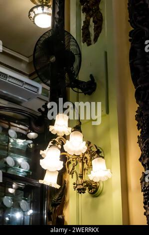 Un lampadario a muro su una delle pareti decorate della caffetteria Confeitaria Colombo, un famoso punto di riferimento della città situato in via Goncalves Dias. Foto Stock