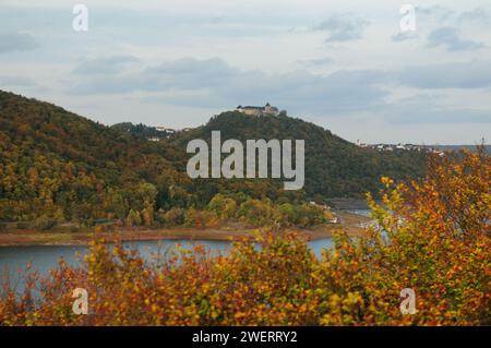 Castello di Waldeck sulla cima di Una montagna presso il lago Edersee nel Parco Nazionale di Kellerwald-Edersee, Assia Germania, in Una splendida giornata autunnale con pochi Clo Foto Stock