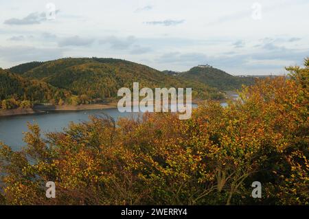 Lago Edersee nel Parco Nazionale di Kellerwald-Edersee Hesse Germania in Una splendida giornata autunnale soleggiata con alcune nuvole nel cielo Foto Stock