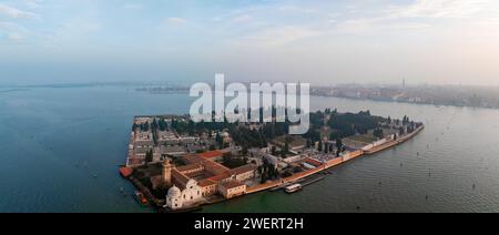 Vista aerea dello storico cimitero dell'isola di San Michele Foto Stock