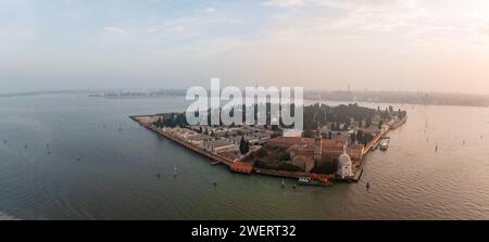 Vista aerea dello storico cimitero dell'isola di San Michele Foto Stock