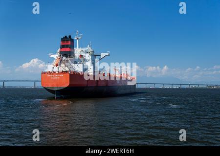 La grande nave petrolifera norvegese Tordis Knutsen ancorata sulle acque blu della baia di Guanabara durante il pomeriggio estivo, cielo azzurro e soleggiato. Foto Stock