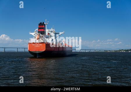 La grande nave petrolifera norvegese Tordis Knutsen ancorata sulle acque blu della baia di Guanabara durante il pomeriggio estivo, cielo azzurro e soleggiato. Foto Stock