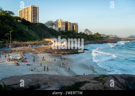 Vista parziale della spiaggia di Praia do Diabo tra l'estremità sud di Copacabana e la costa dei distretti di Ipanema durante il pomeriggio estivo, cielo azzurro e soleggiato. Foto Stock