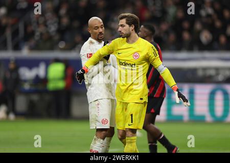 Francoforte sul meno, Deutschland. 26 gennaio 2024. 26.01.2024, Fussball Bundesliga, Eintracht Francoforte - 1. FSV Mainz 05, emonline, emspor, v.l., Karim Onisiwo (FSV Mainz 05), Torwart Kevin Trapp (Eintracht Francoforte) LE NORMATIVE DFL/DFB VIETANO QUALSIASI USO DI FOTOGRAFIE COME SEQUENZE DI IMMAGINI E/O QUASI-VIDEO. Credito xdcx: dpa/Alamy Live News Foto Stock