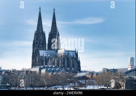 vista sulla città innevata con la cattedrale di colonia in un freddo giorno di gennaio del 2024 Foto Stock