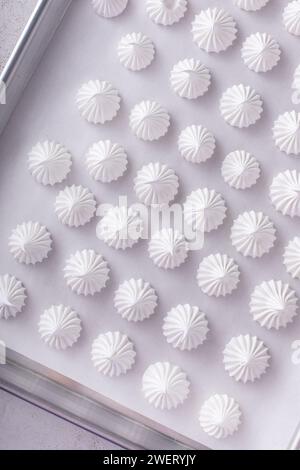 Baci di meringa su una padella appena sfornata, idea dolce fatta in casa Foto Stock