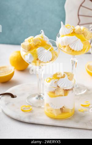 Parfait di limone o eton mess con cagliata di limone, baci di meringa, panna montata e torta da chilogrammi Foto Stock