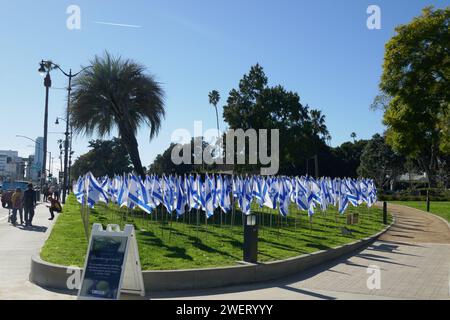 Beverly Hills, California, USA 26 gennaio 2024 1400 Flags Gaza War Victims Memorial Art Installation a Beverly Park il 26 gennaio 2024 a Beverly Hills, California, USA. Installazione artistica di 14,00 flag in esposizione dal 25 gennaio 2024 al 25 febbraio 2024. Bandiere che rappresentano le vittime di oltre 30 nazioni che sono morte durante l'attacco di Hamas il 7 ottobre 2023. Foto di Barry King/Alamy Live News Foto Stock