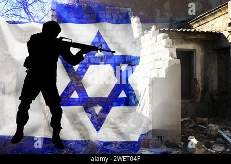 Sagoma militare, bandiera di Israele e casa in rovina, doppia esposizione Foto Stock