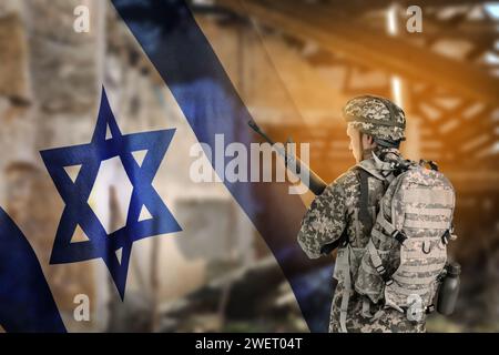 Militare, bandiera di Israele e casa in rovina, doppia esposizione Foto Stock