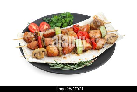 Deliziosi shish kebab con verdure e spezie isolate su bianco Foto Stock