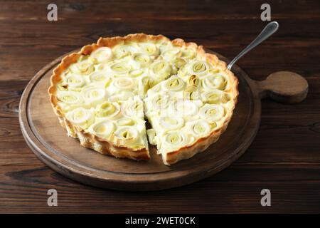 Tavola con gustosa torta di porri e torta su un tavolo di legno, primo piano Foto Stock