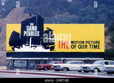 Cartellone pubblicitario Sunset Strip che promuove il film The Sand Pebbles nel 1966, Los Angeles, California, USA Foto Stock