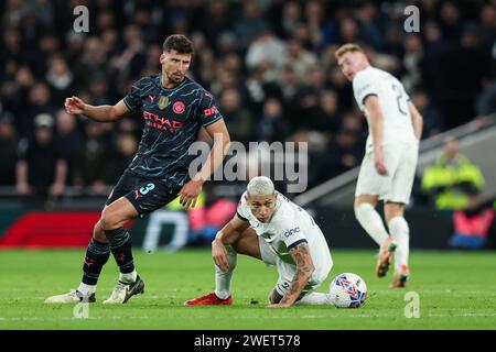 Londra, Regno Unito. 26 gennaio 2024. Ruben Dias di Manchester City (a sinistra) e Richarlison di Tottenham Hotspur (a destra) combattono per il pallone durante la partita di fa Cup al Tottenham Hotspur Stadium di Londra. Il credito fotografico dovrebbe leggere: Kieran Cleeves/Sportimage Credit: Sportimage Ltd/Alamy Live News Foto Stock