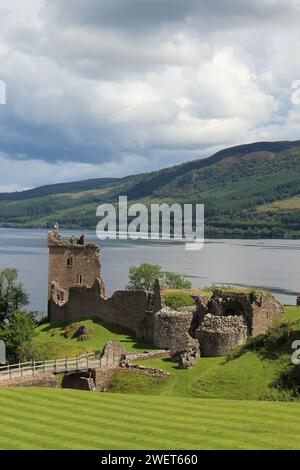 Urquhart Castle sulle rive di Loch Ness, Scozia Foto Stock