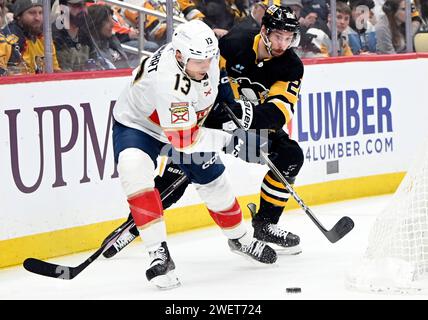 Pittsburgh, Stati Uniti. 26 gennaio 2024. Il centro dei Florida Panthers Sam Reinhart (13) e il difensore dei Pittsburgh Penguins Marcus Pettersson (28) gareggiano sul disco dietro il gol nel primo periodo alla PPG Paints Arena di Pittsburgh venerdì 26 gennaio 2024. Foto di Archie Carpenter/UPI. Crediti: UPI/Alamy Live News Foto Stock