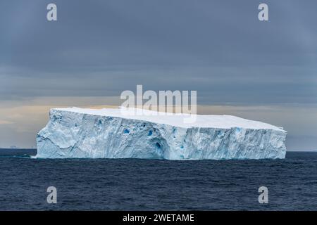 Iceberg gigante che galleggia nell'acqua vicino all'Antartide. Foto Stock