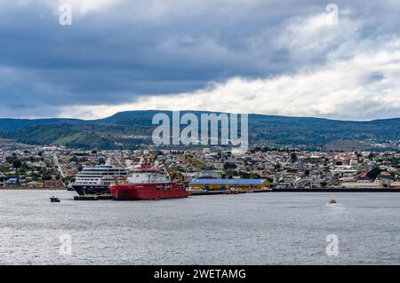 La nave di ricerca polare britannica RRS Sir David Attenborough attraccò nel porto di Ushuaia, Tierra del Fuego, Argentina. Foto Stock