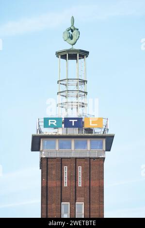 colonia, germania 20 gennaio 2024: pubblicità dell'emittente privata rtl sulla storica torre fieristica di colonia deutz Foto Stock