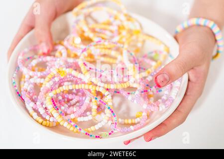 Set di perle di argilla colorate per creare braccialetti creativi per bambini Foto Stock